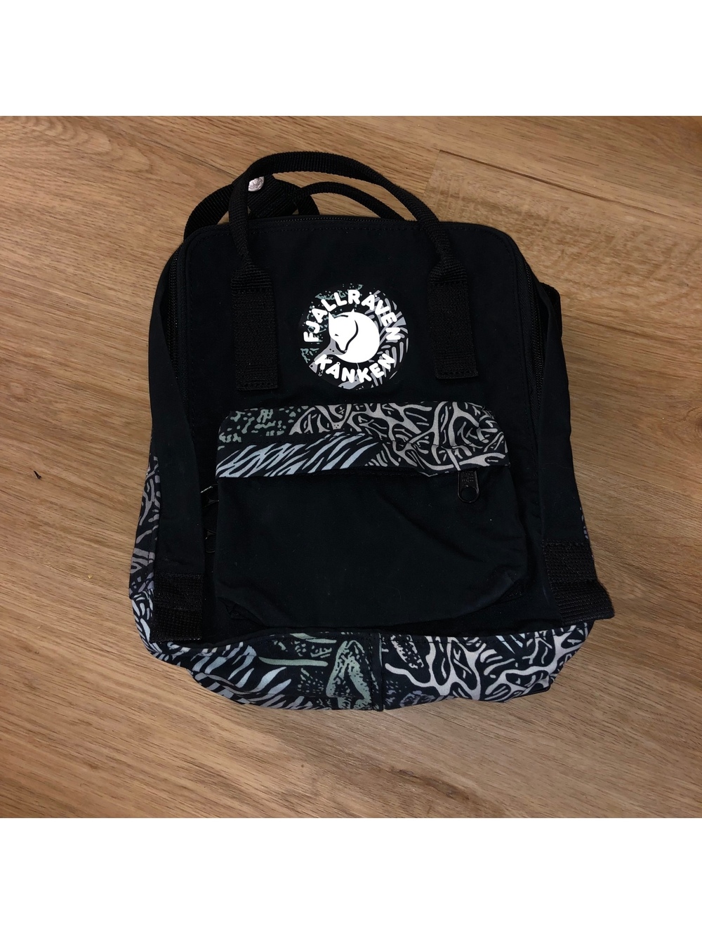 FJALLRAVEN KANKEN ART PLUS DARKWOOD BLACK WHITE MINI BACKPACK FOX BAG MANDER